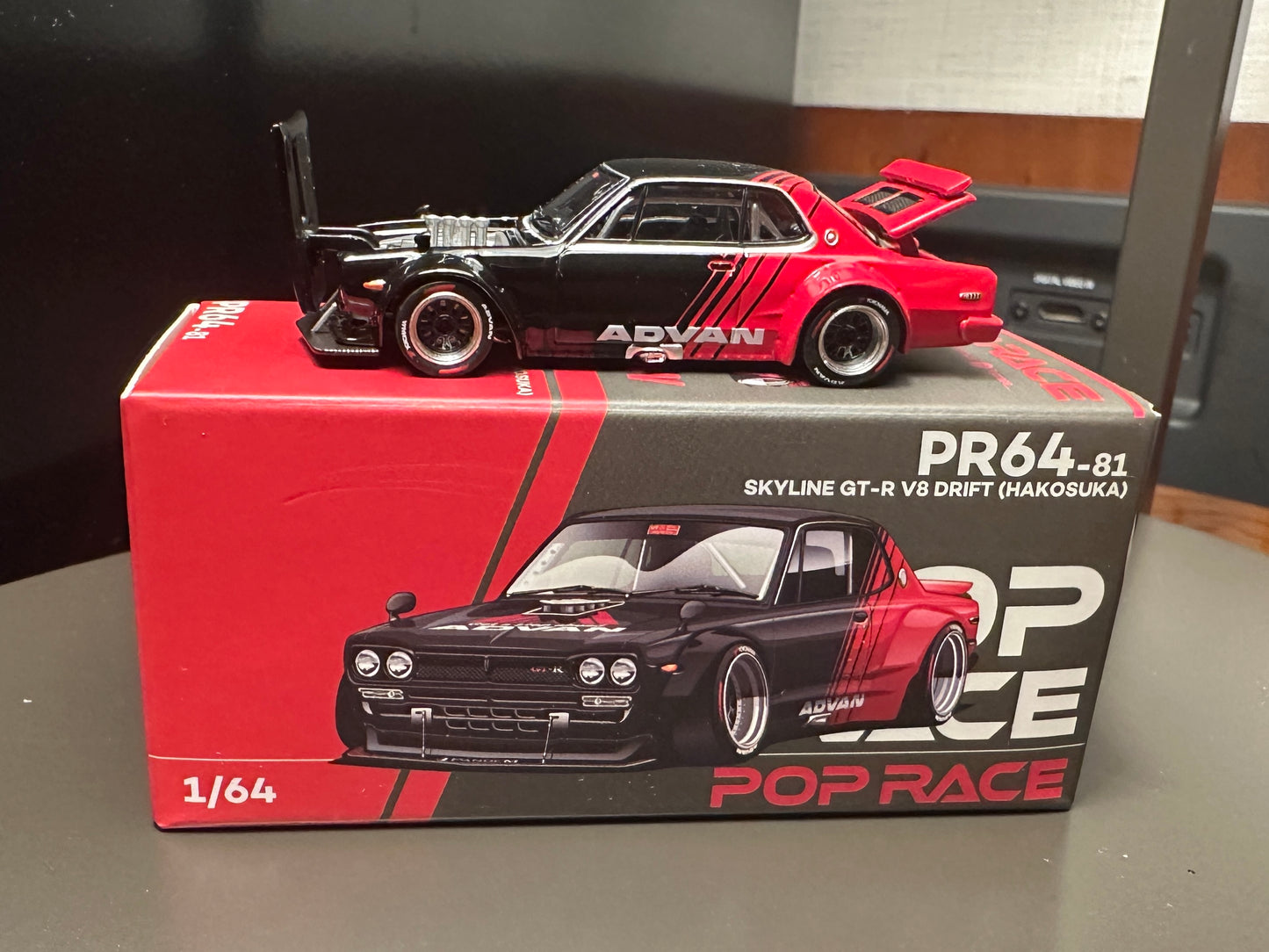 #081 - Pop Race 1:64 Nissan Skyline GT-R V8 Drift Hakosuka - Advan Racing